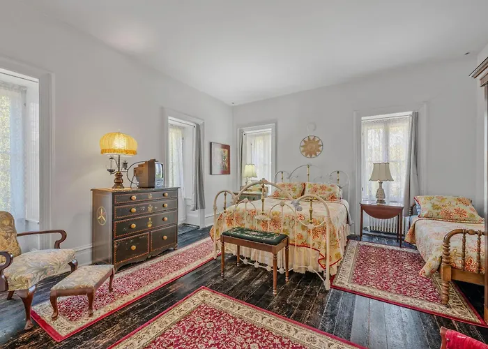 The Manor - Historic Mansion, Wifi, Covered Porch, Screen Porch, King Bed, Walk To Spas, Shops & Restaurants
