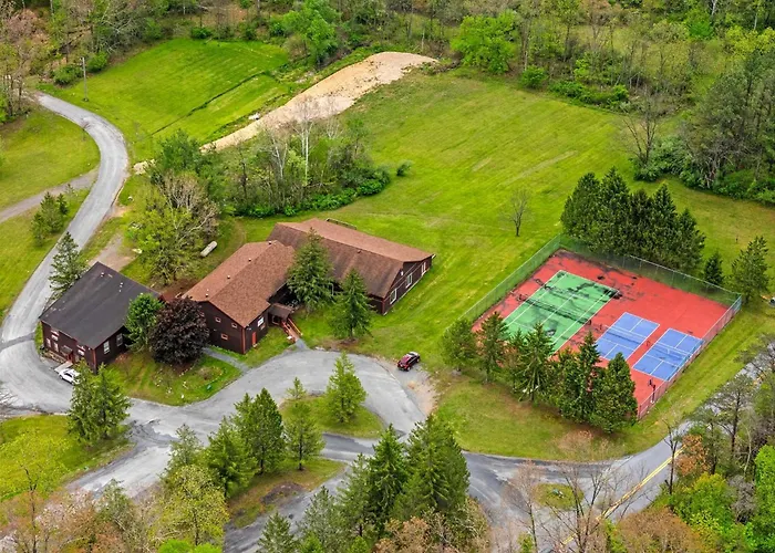 Huge Cabin W Hot Tub, Deck, Grill, Fire Pit, Wifi