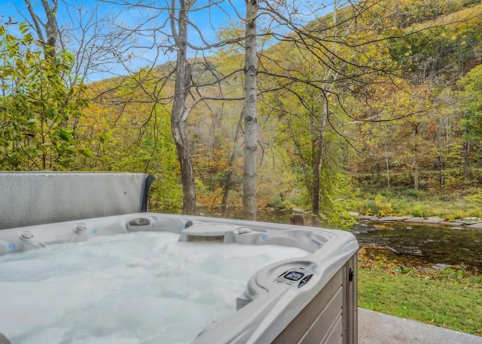 River Time Cabin - Riverfront, Hot Tub, Screen Porch, Fishing, Games, View, 3 King Beds